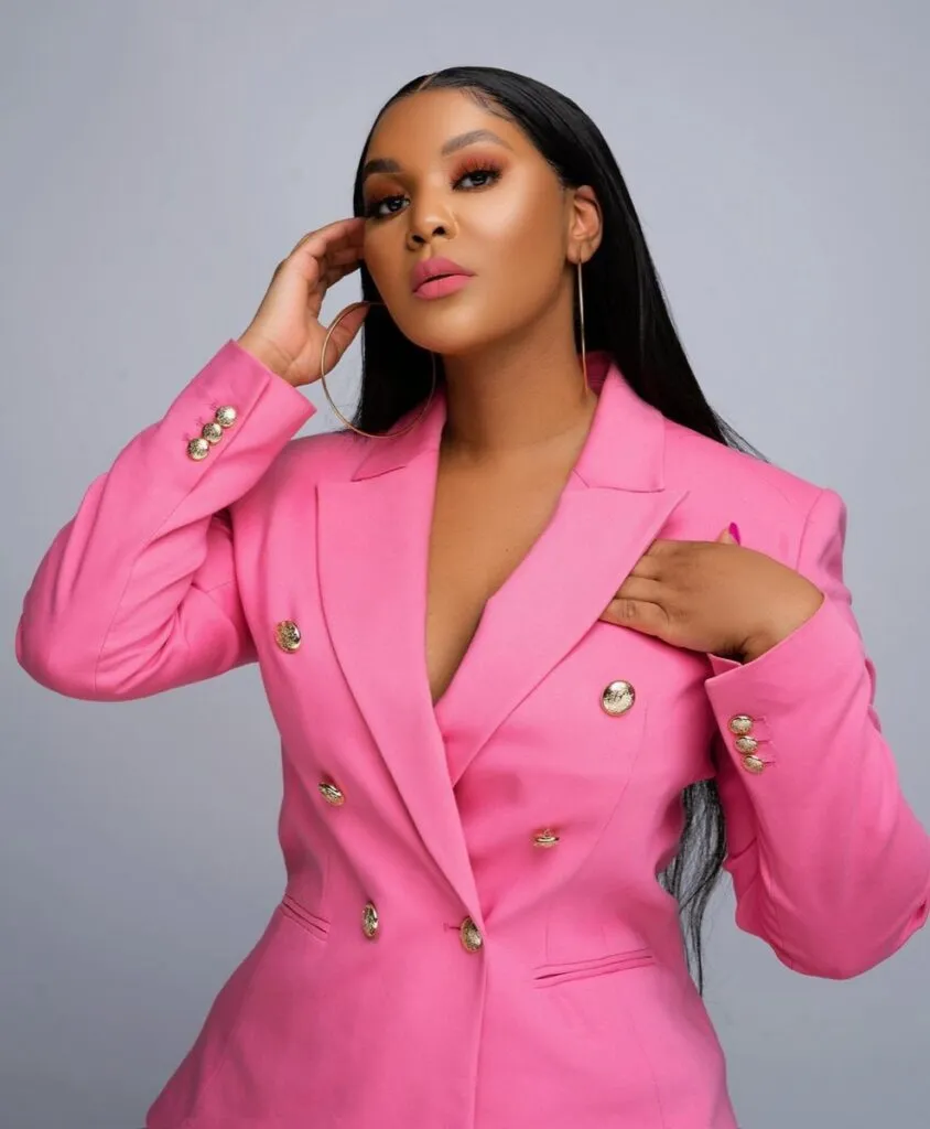 Gorgeous Mbali Catches Smoke Over The Blue Train Failure To Operate