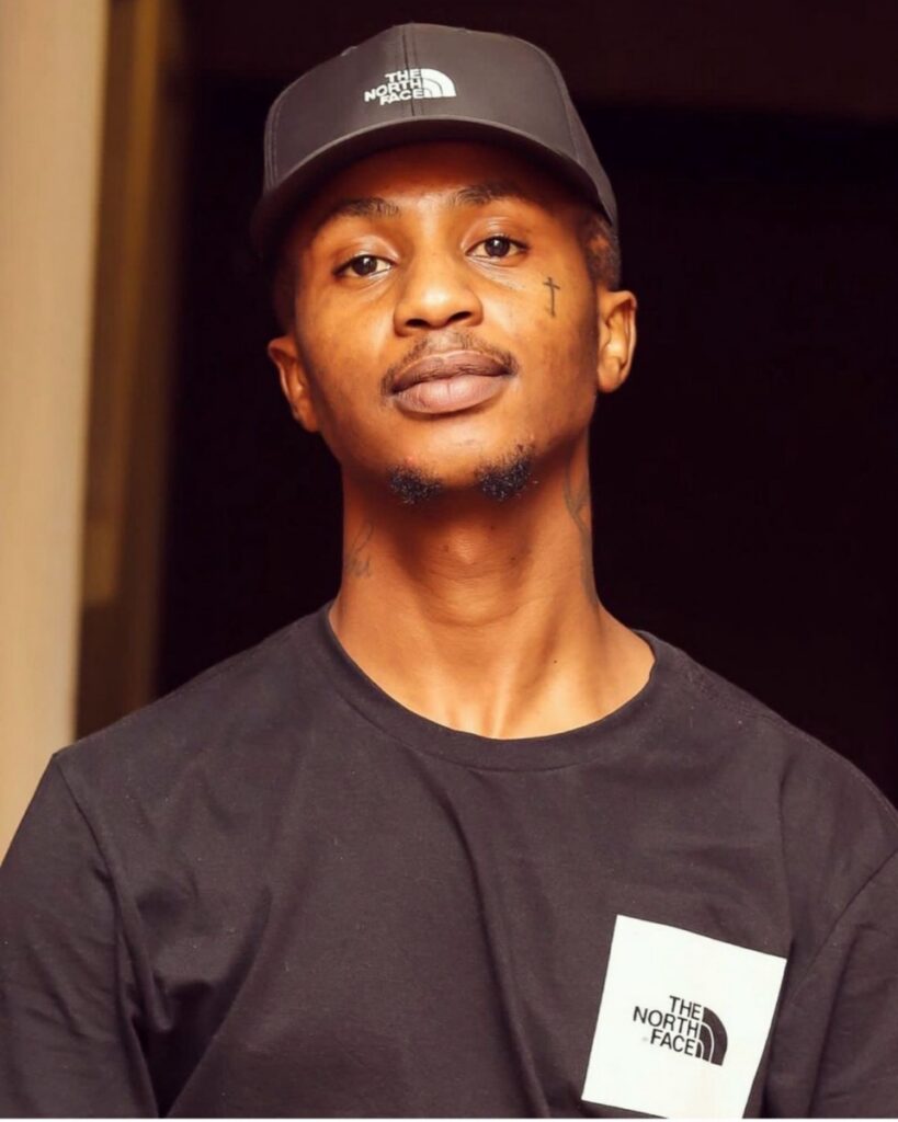 When social media opposes itself