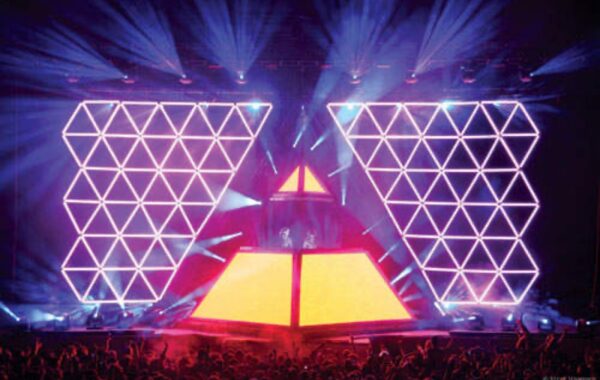 SAMA20 copies Daft Punk stage design