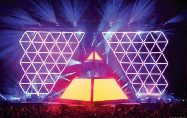 SAMA20 copies Daft Punk stage design